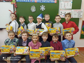 Дети начальной школы получили новогодние подарки, которые организовала школа вместе с ИП Колесникова А,Ю.